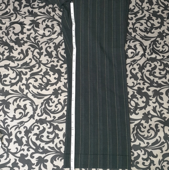 2/$20 Express Pinstripe Cuffed Capris with Pockets - Picture 4 of 9